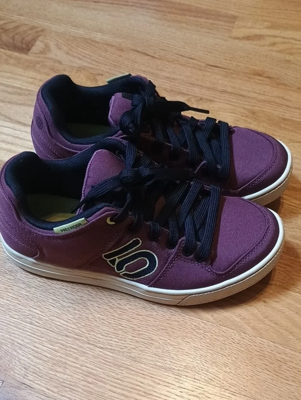 Adidas Mens Maroon & Black Flat Pedal Biking Sneakers. 5.10 Freeriders